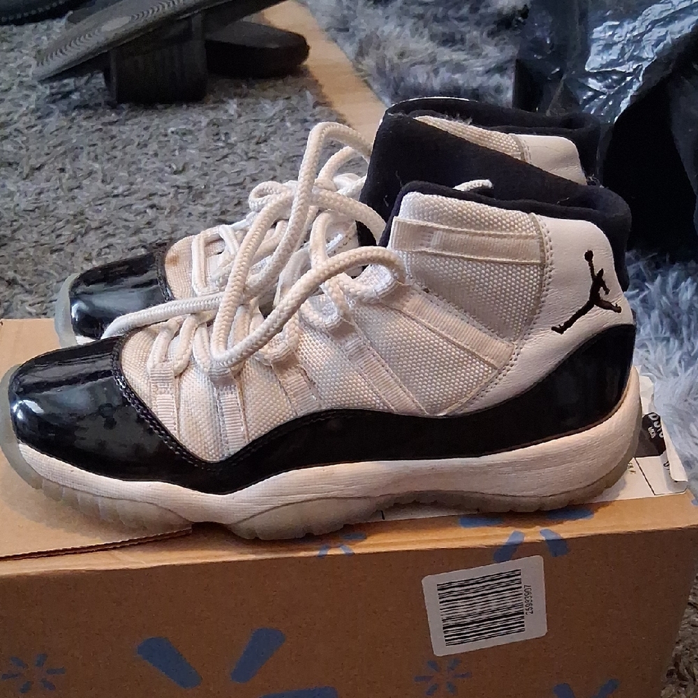Kids Black and White Air Jordan 11 Retro Concord (2018) Sneakers Size 6Y